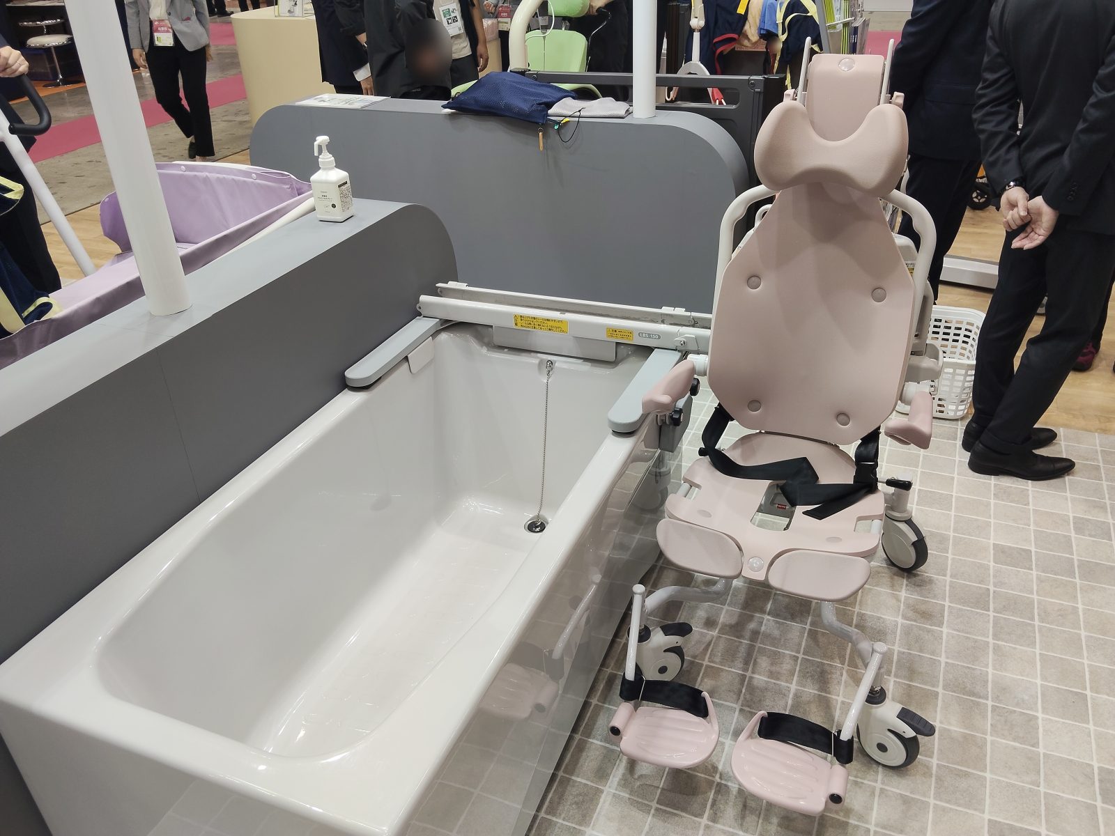 浴槽と入浴用リフトチェアの展示