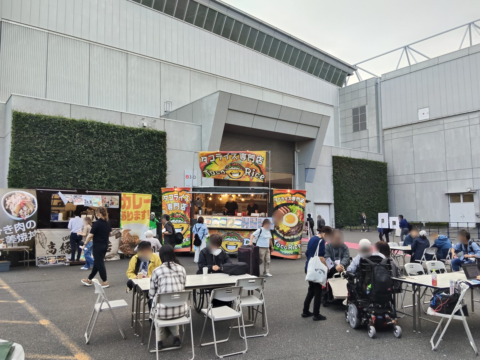 会場屋外のキッチンカーエリア。タコライス専門店も出店